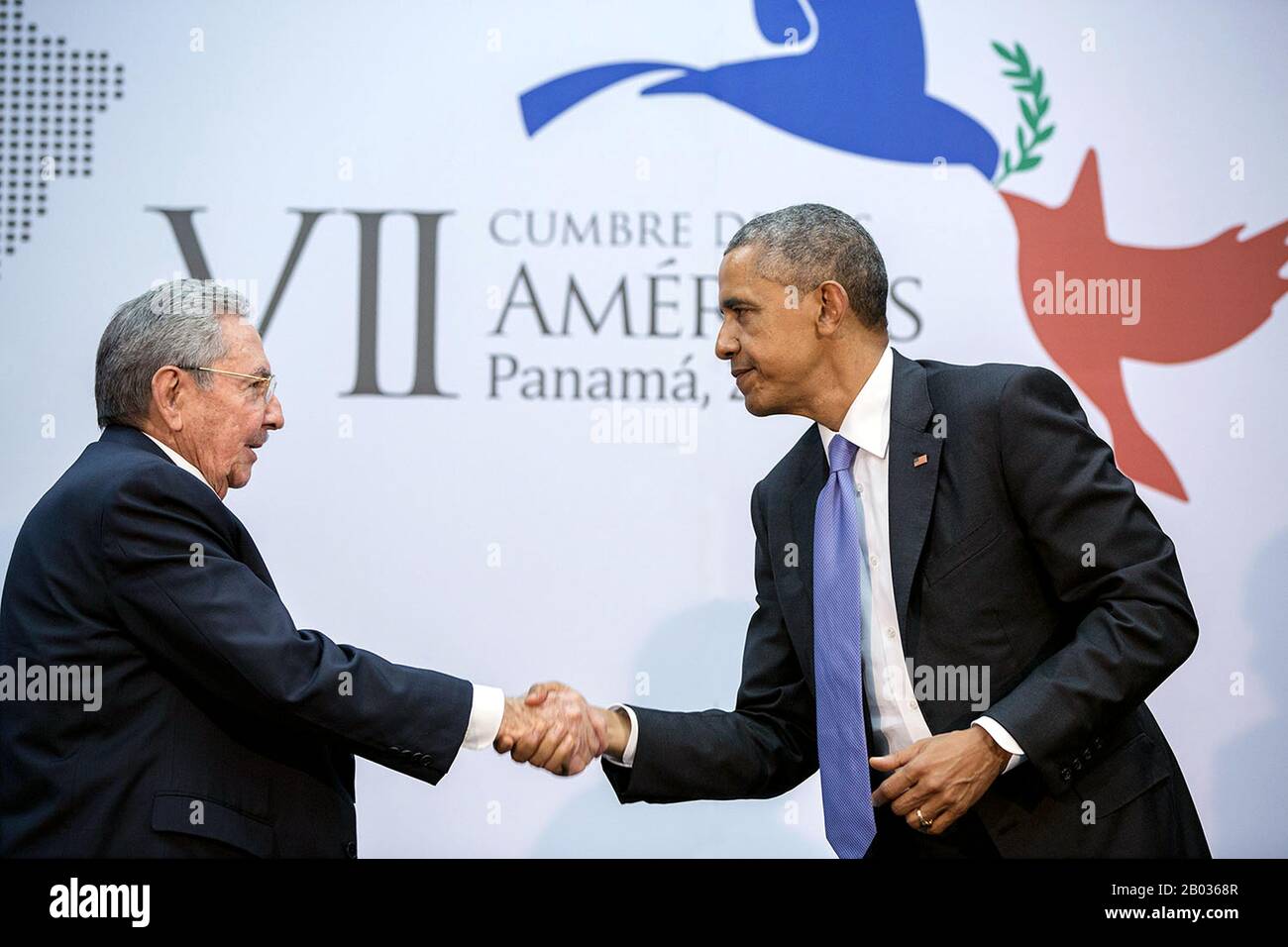 Barack Hussein Obama II (* 4. August 1961) war der 44. Präsident der Vereinigten Staaten (2009 - 2017) sowie der erste afroamerikanische Präsident, der das Amt bekleidete. Raul Modesto Castro Ruz (* 3. Juni 1931) ist ein kubanischer Politiker und Revolutionär, der seit 2008 Präsident des Staatsrates von Kuba und Präsident des Ministerrates von Kuba ist; zuvor hatte er von 2006 bis 2008 Präsidentenbefugnisse in kommissarischer Funktion inne. Stockfoto
