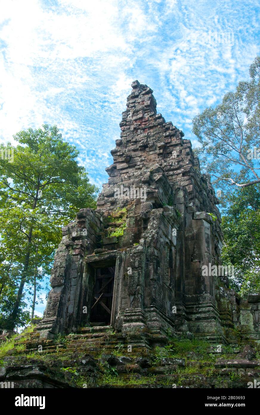 Preah Palilay stammt aus dem 13. Oder 14. Jahrhundert und wird im Allgemeinen Jayavarman VIII. Zugeschrieben Es ist ein kleines buddhistisches Heiligtum innerhalb einer 50 m2 großen Lateritwand, die über ein einziges Tor betreten wird. Das teilweise eingestürzte Heiligtum erhebt sich zu einem verjüngenden Steinturm. Eine 33 m lange Kausalstraße führt zu einer Terrasse östlich des Heiligtums, die sich durch feine Naga-Balustraden auszeichnet. Angkor Thom liegt 1,5 km nördlich von Angkor Wat. Es wurde im späten 12. Jahrhundert von König Jayavarman VII. Erbaut und erstreckt sich über eine Fläche von 9 km², innerhalb derer sich mehrere Denkmäler aus früheren Epochen wie befinden Stockfoto