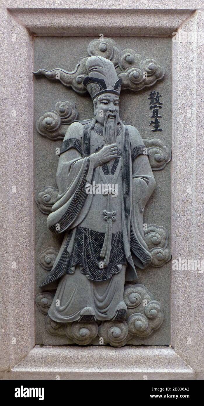 Malaysia/China: Schnitzerei des Großberaters San Yisheng, der seine Rolle im Roman Fengshen Yanyi der Ming-Dynastie aus dem 16. Jahrhundert („Investitur der Götter“) darstellt. Vom Ping Sien Si Tempel, Pasir Panjang Lang. Foto: Anandajoti (CC VON 2,0). San Yisheng war eine Figur aus dem klassischen Roman der Ming-Dynastie „Fengshen Yanyi“. Als Großberater war er ein Topoffizier der frühen Zhou-Dynastie. Er war bekannt als mächtiger Beschützer von Ji Chang (König Wen von Zhou) und der Provinz Ji, der seit vielen Jahren unter dem König diente. Stockfoto