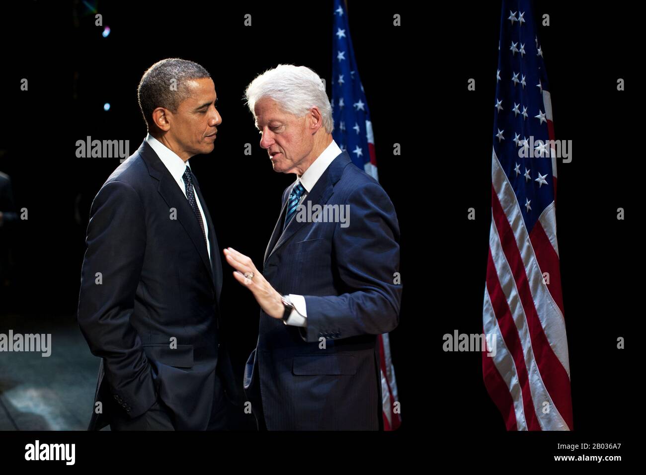 Barack Hussein Obama II (* 4. August 1961) war der 44. Präsident der Vereinigten Staaten (2009 - 2017) sowie der erste afroamerikanische Präsident, der das Amt bekleidete. William Jefferson 'Bill' Clinton (* 19. August 1946) ist ein US-amerikanischer Politiker, der von 1993 bis 2001 als 42. Präsident der Vereinigten Staaten tätig war. Clinton war von 1979 bis 1981 und 1983 bis 1992 Gouverneur von Arkansas und von 1977 bis 1979 Generalstaatsanwalt von Arkansas. Stockfoto