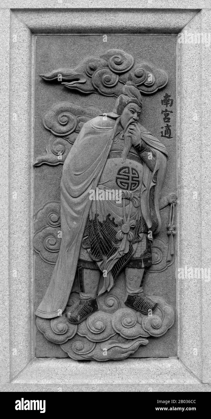 Malaysia/China: Schnitzerei von Nangong Kuo (Nangong Shi), in der seine Rolle im Roman Fengshen Yanyi aus der Ming-Dynastie des 16. Jahrhunderts („die GötterInvestitur“) dargestellt wird. Vom Ping Sien Si Tempel, Pasir Panjang Lang. Foto: Anandajoti (CC VON 2,0). Nangong Kuo war ein Top-Beamter von König Wen von Zhou und eine Figur aus dem klassischen Roman der Ming-Dynastie „Fengshen Yanyi“. Als einer der fünf wichtigsten Berater von König Wen wurde er für seine Loyalität und seine Fähigkeiten als General bekannt. Er wurde als sehr aggressiv und impulsiv dargestellt und wollte ständig die Shang-Dynastie angreifen. Stockfoto