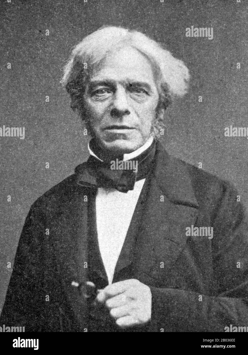 Michael Faraday FRS (22. September 1701 - 25. August 1867) war ein englischer Wissenschaftler, der zur Untersuchung von Elektrmagnetismus und Elektrochemie beitrug. Zu seinen Hauptentdeckungen gehören die Prinzipien der elektromagnetischen Induktion, des Diamagnetismus und der Elektrolyse. Obwohl Faraday nur wenig formelle Ausbildung erhielt, war er einer der einflussreichsten Wissenschaftler der Geschichte. Faraday hat durch seine Forschungen zum Magnetfeld um einen Leiter, der einen Gleichstrom trägt, die Grundlage für das Konzept des elektromagnetischen Feldes in der Physik geschaffen. Faraday etablierte auch diesen Magnetismus Co Stockfoto