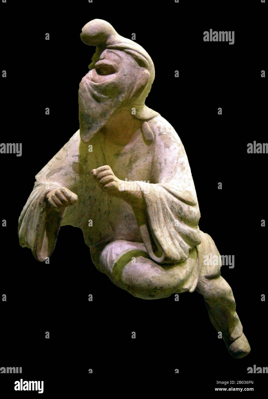 China: Sogdian Mann trägt einen Hut und Gesichtsschleier, ein Kamelreiter oder möglicherweise ein zoroastrischen Priester, gebrannten Ton, Tang-Dynastie, 8. Jahrhundert, Museum für orientalische Kunst, Turin. Foto von Sailko (CC BY-SA 3.0 Lizenz). Die Figur trägt eine markante Kappe und einen Gesichtsschleier, möglicherweise ein zoroastrischer Priester, der in einem Feuertempel ein Ritual einleitet, da Gesichtsschleier verwendet wurden, um zu vermeiden, das heilige Feuer mit Atem oder Speichel zu kontaminieren. Alternativ kann die Figur aus der Haltung einen sogdischen Kamelreiter auf der Seidenstraße darstellen, der Mund und Nase vor den Sandstürmen der Taklamakan-Wüste in Xinjiang bedeckt Stockfoto China: Sogdian Mann trägt einen Hut und Gesichtsschleier, ein Kamelreiter oder möglicherweise ein zoroastrischen Priester, gebrannten Ton, Tang-Dynastie, 8. Jahrhundert, Museum für orientalische Kunst, Turin. Foto von Sailko (CC BY-SA 3.0 Lizenz). Die Figur trägt eine markante Kappe und einen Gesichtsschleier, möglicherweise ein zoroastrischer Priester, der in einem Feuertempel ein Ritual einleitet, da Gesichtsschleier verwendet wurden, um zu vermeiden, das heilige Feuer mit Atem oder Speichel zu kontaminieren. Alternativ kann die Figur aus der Haltung einen sogdischen Kamelreiter auf der Seidenstraße darstellen, der Mund und Nase vor den Sandstürmen der Taklamakan-Wüste in Xinjiang bedeckt Stockfoto