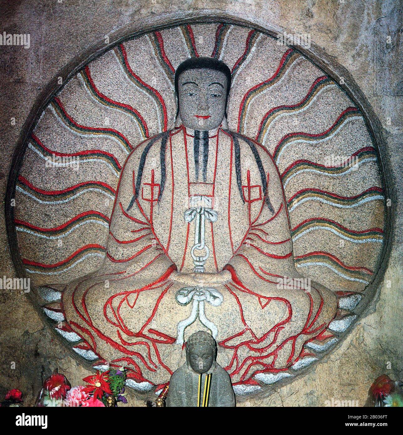 Cao'an ist ein Tempel in Jinjiang, Fujian. Ursprünglich von chinesischen Manichäern konstruiert, wurde sie von späteren Anbetern als buddhistischer Tempel angesehen. Dieser 'Manichäische Tempel in buddhistischer Verkleidung' gilt als der einzige erhaltene Manichäen-Tempel in China. Das bemerkenswerteste manichäische Relikt im Tempel ist die Statue des Gründers Mani des Manichäismus, die in der chinesischen manichäischen Tradition als "Buddha des Lichts" bezeichnet wird. Laut einer Aufschrift wurde die Statue 1339 von einem örtlichen Anhänger für den Tempel gespendet. Statt wie die meisten anderen Buddhastatuen geschweift und sauber-shaven zu sein, Th Stockfoto