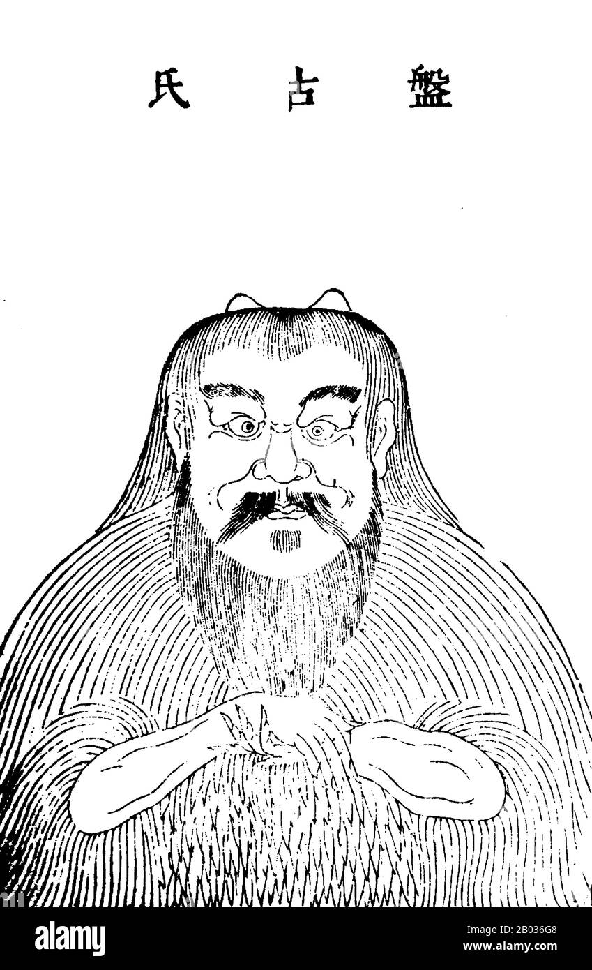 Pangu ist eine Gottheit und ein Mythisches Wesen in der chinesischen Mythologie. Er wird oft als primitiver und haariger Riese mit einem gemordeten Kopf dargestellt und mit Pelzen bedeckt. In einigen Versionen ist er das erste Lebewesen im Universum und schuf alles aus dem formlosen Chaos, das die Existenz vorherbestimmte. In diesem Chaos koalierte ein kosmisches Ei etwa 18.000 Jahre lang, wobei die gegensätzlichen Prinzipien von Yin und Yang innerhalb perfekt ausbalanciert waren. Pangu ging aus dem Ei hervor und begann, die Welt zu erschaffen, indem er Yin und Yang mit seiner riesigen Axt zerschnitt, wobei das klare Yang zum Himmel wurde, während die Erde aus dem m entstand Stockfoto