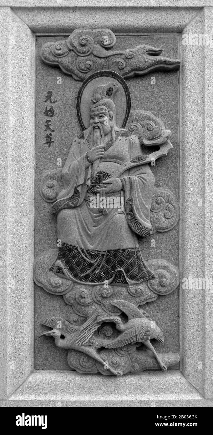 Malaysia/China: Schnitzerei des Jade Pure One Yuanshi Tianzun, in dem seine Rolle im Roman Fengshen Yanyi aus der Ming-Dynastie des 16. Jahrhunderts dargestellt wird („Investitur der Götter“). Vom Ping Sien Si Tempel, Pasir Panjang Lang. Foto: Anandajoti (CC VON 2,0). Yuanshi Tianzun, auch bekannt als der „Himmelsgott des Urbeginns“ oder als „Urgott des Himmels“, ist eine der höchsten Gottheiten im religiösen Taoismus. Yuanshi Tianzun wurde als einer der drei reinen Indianer bezeichnet und lebte im Himmel der Jade-Reinheit. Man sagte, er sei am Anfang des Universums entstanden. Stockfoto