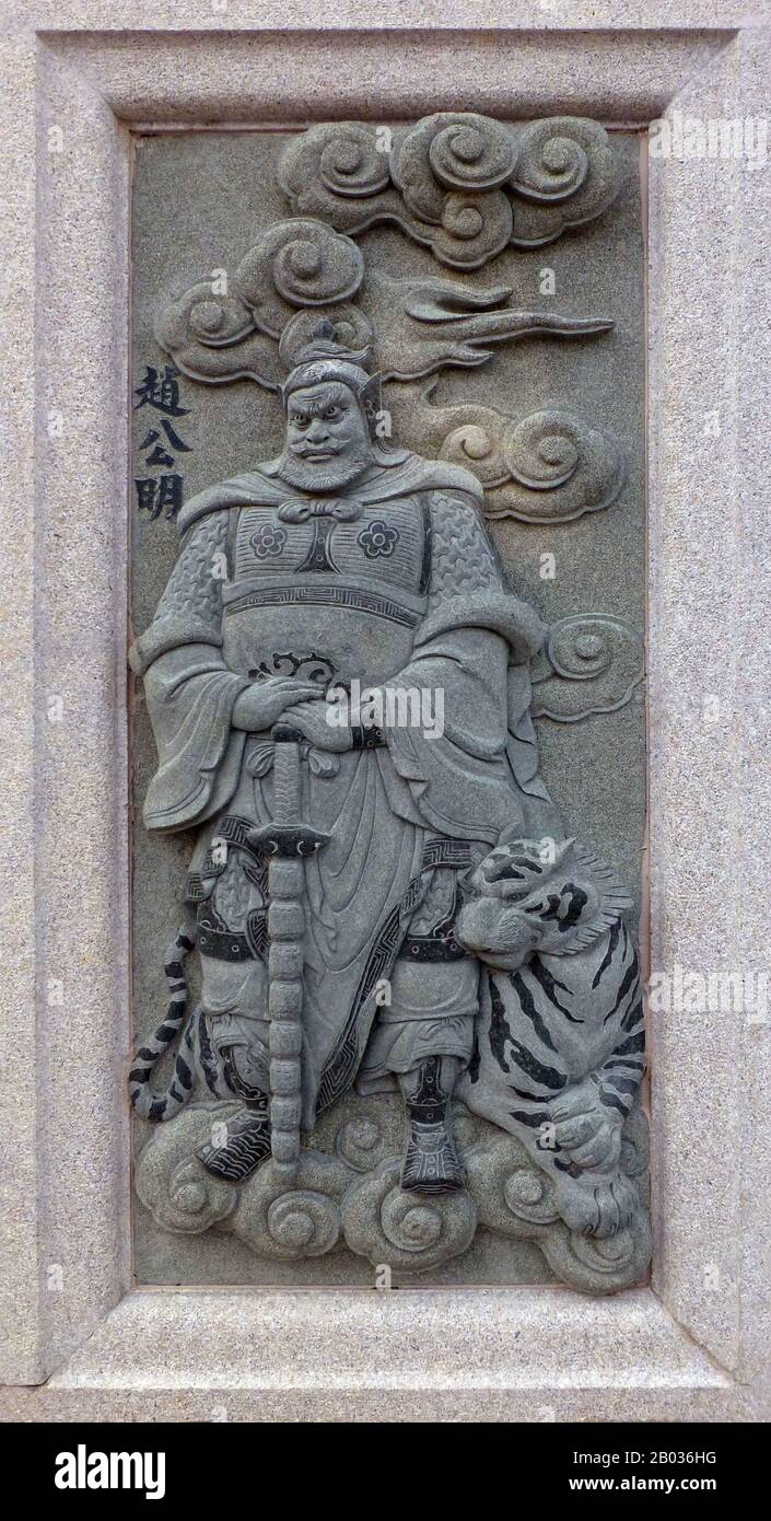 Malaysia/China: Schnitzerei von Zhao Gongming, in der seine Rolle im Roman Fengshen Yanyi der Ming-Dynastie aus dem 16. Jahrhundert („Investitur der Götter“) dargestellt wird. Vom Ping Sien Si Tempel, Pasir Panjang Lang. Foto: Anandajoti (CC VON 2,0). Zhao Gongming war eine Figur aus dem klassischen Roman der Ming-Dynastie „Fengshen Yanyi“. Zhao Gongming war ein guter Freund von General Wen Zhong, auch bekannt als Großlehrer Wen, der König Zhou von Shang diente. Zhao Gongming wurde als taoistischer Einsiedler mit magischen Kräften beschrieben. Er stimmte zu, König Zhou beim Kampf gegen König Wu und die Zhou-Armee zu helfen. Stockfoto