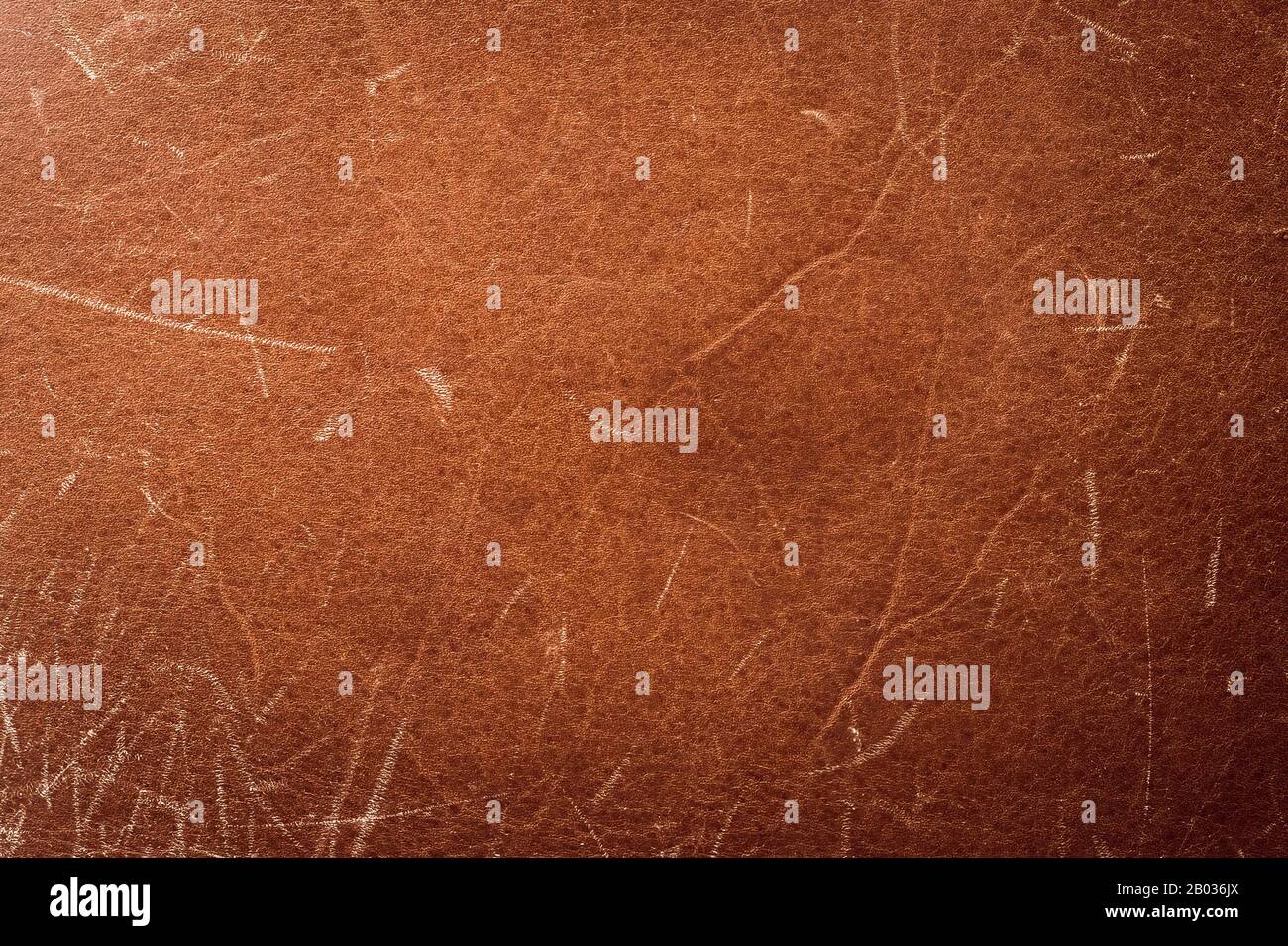 Kratzende braune Ledertextur, Hintergrund. Alte Haut getragen, abstraktes Muster. Grunge Oberfläche aus Material, natürlicher Vintage-Gürtel mit Scheuern Stockfoto