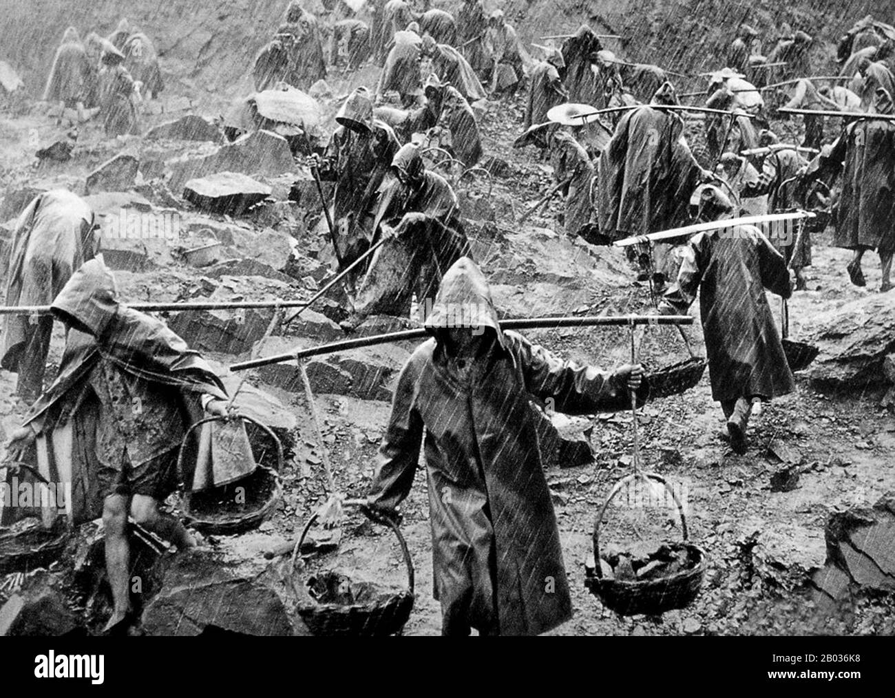 Der Große Sprung Nach Vorn ( da yue jin) der Volksrepublik China (PRC) war eine wirtschaftliche und soziale Kampagne der Kommunistischen Partei Chinas (CPC), die sich in Planungsentscheidungen von 1958 bis 1961 widerspiegelt. Das darauf abzielte, Chinas riesige Bevölkerung zu nutzen, um das Land durch den Prozess der schnellen Industrialisierung und Kollektivierung schnell von einer Agrarwirtschaft in eine moderne kommunistische Gesellschaft umzuwandeln. Mao Zedong leitete die Kampagne auf der Grundlage der Theorie der Produktivkräfte und intensivierte sie, nachdem er über die drohende Katastrophe durch Getreideknappheit informiert worden war. Chefwechsel im Leben des ländlichen Raums Stockfoto