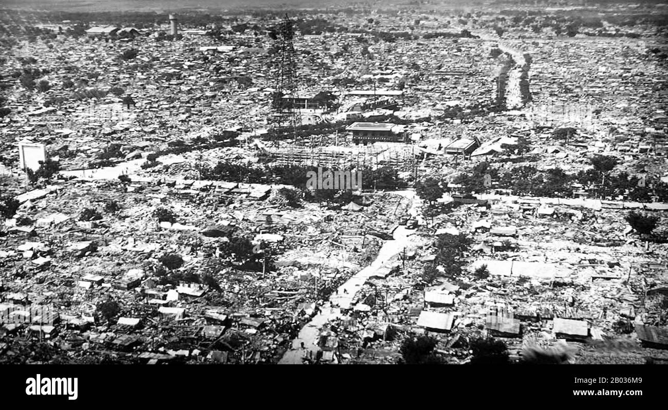 Das Tangshan-Erdbeben, auch großes Tangshan-Erdbeben genannt, war eine Naturkatastrophe, die am 28. Juli 1976 ereignete. Es wird angenommen, dass es sich um das größte Erdbeben des 20. Jahrhunderts durch die Zahl der Todesopfer handelt. Das Epizentrum des Erdbebens lag in der Nähe von Tangshan in Hebei, Der Volksrepublik China, einer Industriestadt mit etwa einer Million Einwohnern. Die Anzahl der ursprünglich von der chinesischen Regierung gemeldeten Todesfälle betrug 655.000, diese Zahl wird seitdem jedoch mit rund 240.000 bis 255.000 angegeben. Ein anderer Bericht zeigt an, dass die tatsächliche Zahl der Todesopfer mit etwa 650.000 deutlich höher war. Stockfoto