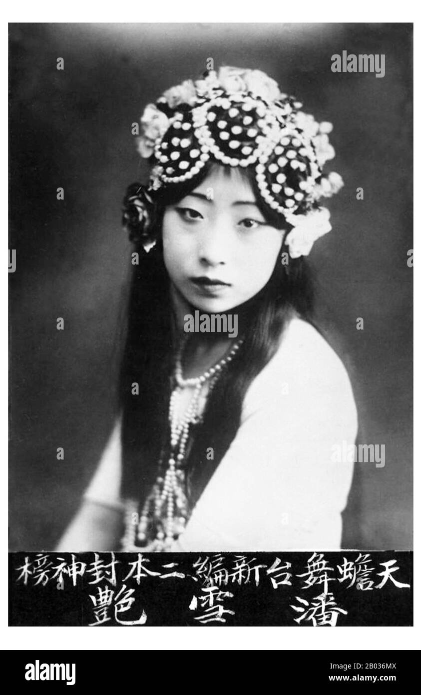 Peking-Oper oder Peking-Oper (Jīngju) ist eine Form des traditionellen chinesischen Theaters, das Musik, Gesangsdarbietung, MIME, Tanz und Akrobatik vereint. Es entstand im späten 18. Jahrhundert und wurde bis Mitte des 19. Jahrhunderts voll entwickelt und anerkannt. Die Form war am Hof der Qing-Dynastie äußerst beliebt und gilt inzwischen als einer der kulturellen Schätze Chinas. Größere Leistungstücher haben ihren Sitz in Peking und Tianjin im Norden sowie Shanghai im Süden. Die Kunstform ist auch in Taiwan erhalten, wo sie als Guoju bekannt ist. Sie hat sich auch auf andere Länder wie z. B. t ausgebreitet Stockfoto