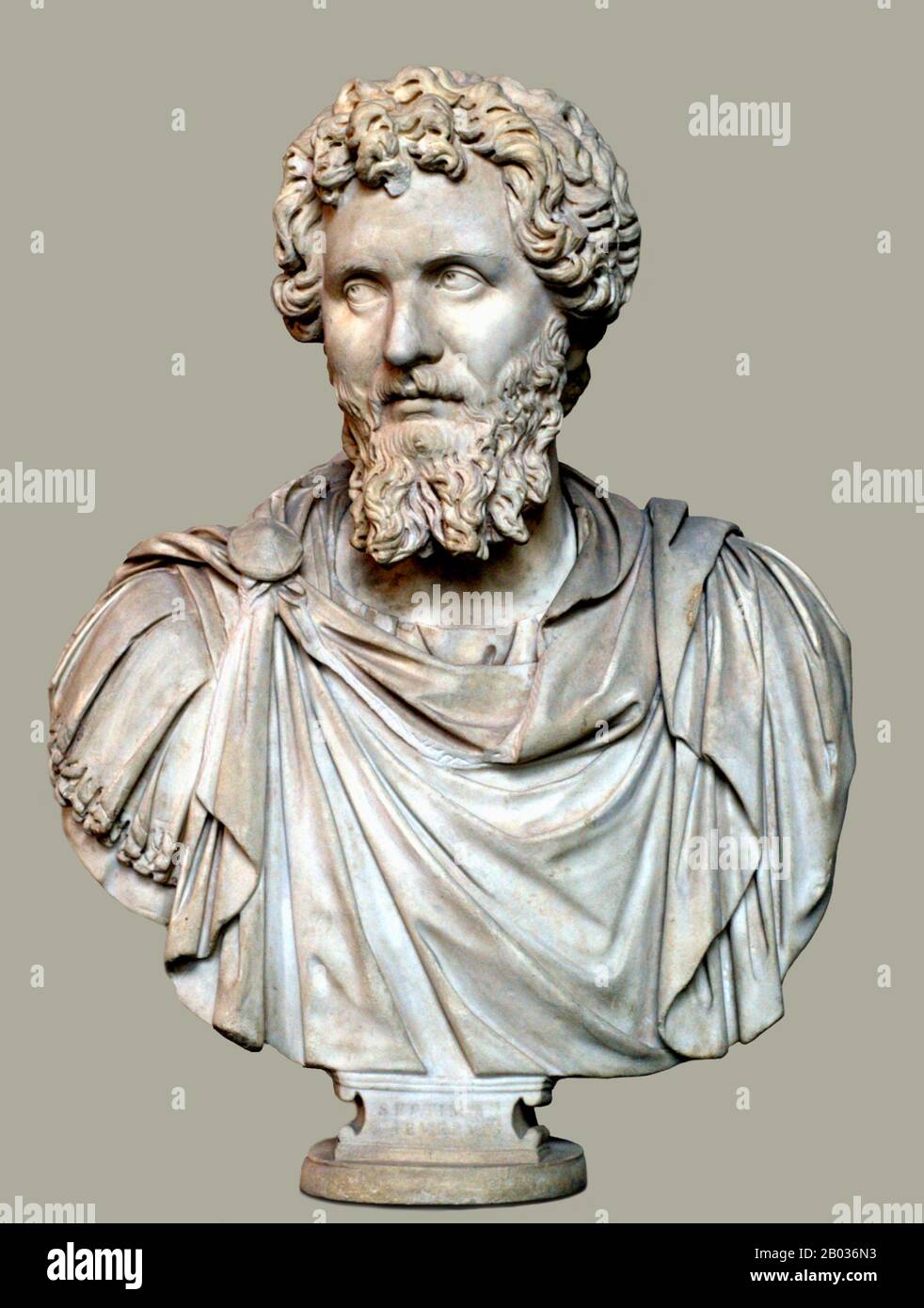 Septimius Severus (145-211 CE) wurde in der römischen Provinz Africa geboren und entwickelte sich durch die übliche Ämterfolge (der "cursus honorum") während der Regierungszeit von Marcus Aurelius und Commodus stetig weiter. Er war Gouverneur von Pannonia Superior, als ihn das Wort von Pertniax' Ermordung und Didius Julianus' Beitritt 193 CE erreichten. Als Reaktion auf Julianus' umstrittenen Beitritt durch den Kauf des Kaisertums in einer Auktion stiegen viele Rivalen auf und erklärten sich zum Kaiser, wobei Severus einer von ihnen war und das als Das Jahr der Fünf Kaiser bezeichnete begann. Severus eilt nach Rom Stockfoto