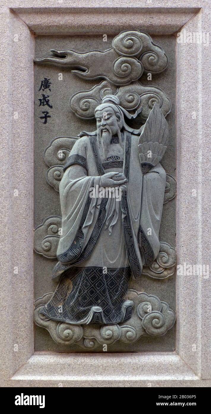 China: Schnitzerei von Guangchenzi, in der seine Rolle im Roman Fengshen Yanyi der Ming-Dynastie aus dem 16. Jahrhundert („Investiture of the Gods“) dargestellt wird. Vom Ping Sien Si Tempel, Pasir Panjang Lang. Foto: Anandajoti (CC VON 2,0). Guangchengzi war eine Figur aus dem klassischen Roman der Ming-Dynastie „Fengshen Yanyi“. Guangchengzi, der erste der zwölf Goldenen Xian, war ein Student von Yuanshi Tiann und arbeitete mit Jiang Ziya zusammen, um König Wu von Zhou bei seinen Versuchen zu unterstützen, den korrupten und tyrannischen König Zhou von Shang zu stürzen. Stockfoto