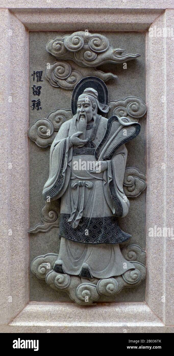 China: Schnitzerei von Ju Liusun (Krakucchanda), in der seine Rolle im Roman Fengshen Yanyi aus der Ming-Dynastie des 16. Jahrhunderts („Investitur der Götter“) dargestellt wird. Vom Ping Sien Si Tempel, Pasir Panjang Lang. Foto: Anandajoti (CC VON 2,0). Ju Liusun war eine Figur aus dem klassischen Roman der Ming-Dynastie „Fengshen Yanyi“. Ju Liusun war ein Unsterblicher und einer der zwölf goldenen Xian, zwölf der größten Schüler des taoistischen Großmeisters Yuanshi Tianzun. Er arbeitete mit den anderen zwölf Xianern und Jiang Ziya zusammen, um König Wu von Zhou gegen den tyrannischen König Zhou von Shang zu unterstützen. Stockfoto
