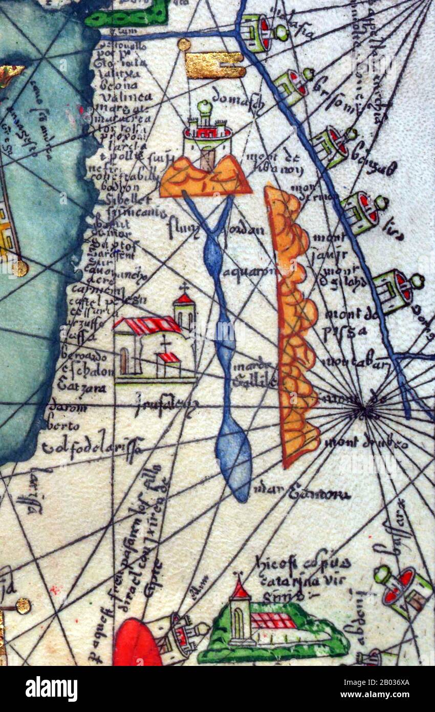 Der katalanische Atlas (1375) ist die wichtigste katalanische Karte der mittelalterlichen Zeit. Sie wurde von der kartografischen Schule Majorcas produziert und wird Cresques Abraham zugeschrieben, einem jüdischen Buchilluminator, der selbst als Meister der Karten der Welt sowie Kompasse beschrieben wurde. Sie befindet sich seit dem späten 14. Jahrhundert in der königlichen Bibliothek Frankreichs (heute Bibliotheke nationale de France). Stockfoto