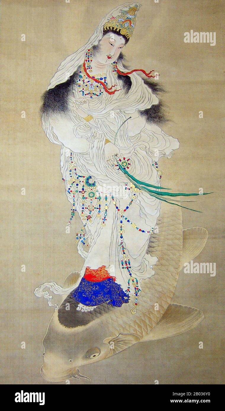 Guanyin, kurz für Guanshiyin, ist ein Bodhisattva im Mahayana-Buddhismus, der oft mit Mitgefühl und Barmherzigkeit verbunden ist. Während sie oft als Frau dargestellt wird, ist sie jenseits des Geschlechts und kann sowohl als männlich als auch als weiblich dargestellt werden. Guanyin wird aufgrund ihrer wundersamen Kräfte und ihres liebevollen Mitgefühls oft als die "meistgeliebte buddhistische Göttlichkeit" bezeichnet. Sie wird nicht nur im Buddhismus, sondern auch im Taoismus und in der chinesischen Volksreligion mit verschiedenen Geschichten und Legenden über sie verehrt. Guanyin spielt eine sehr wichtige Rolle in dem klassischen chinesischen Roman "Reise in den Westen." Sie ist von verschiedenen nam bekannt Stockfoto