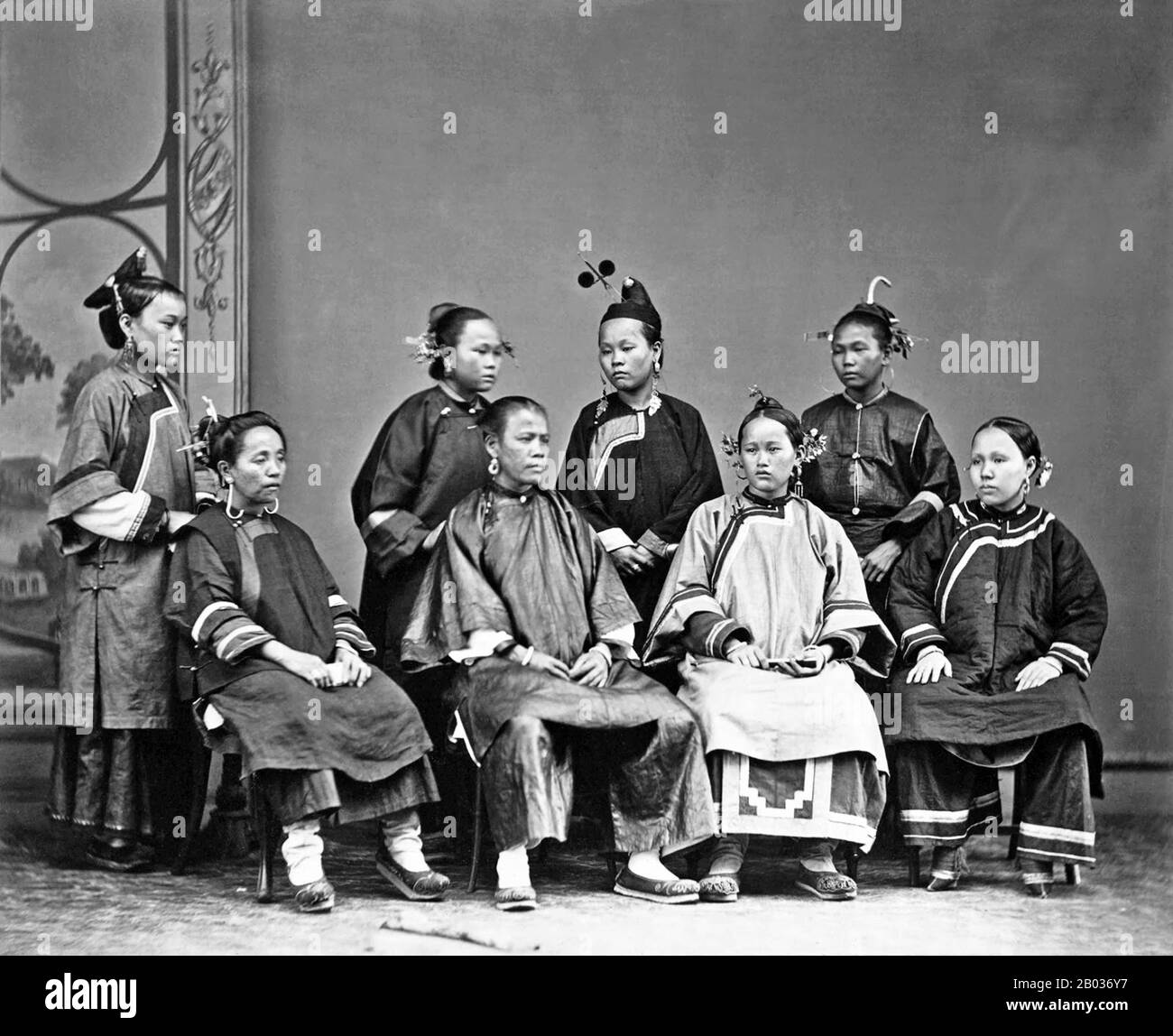 Edward Bangs Drew (1843 - 1924) trat 1864 in den chinesischen Maritime Customs Service ein, nachdem er seinen BA-Abschluss in Harvard erworben hatte. Im Jahr 1868 wurde Drew zum Kommissar des Dienstes ernannt, eine Position, die er jahrzehntelang innehatte. In dieser Zeit sammelte er Fotografien, die Kleidung, Bräuche und das tägliche Leben im China des 19. Jahrhunderts dokumentieren, und von Drews Leben und Karriere, einschließlich familiärer und gesellschaftlicher Zusammenkünfte, öffentlicher Auftritte sowie Veranstaltungen und Feierlichkeiten. Stockfoto