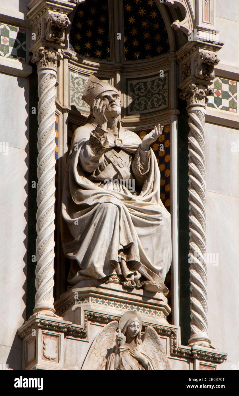 Die Cattedrale di Santa Maria del Fiore (Kathedrale der Heiligen Maria der Blumen) ist die Hauptkirche von Florenz. Il Duomo di Firenze, wie es normalerweise genannt wird, wurde 1296 im gotischen Stil mit dem Entwurf von Arnolfo di Cambio begonnen und 1436 mit der von Filippo Brunelleschi ausgeführten Kuppel baulich abgeschlossen. Das Äußere der Basilika ist mit polychromen Marmorplatten in verschiedenen Grün- und Pinktönen, die von Weiß umrandet sind, konfrontiert und hat ein aufwendiges gotisches Revival façade aus dem 19. Jahrhundert von Emilio De Fabris. Der Domkomplex an der Piazza del Duomo umfasst das Baptisterium A Stockfoto