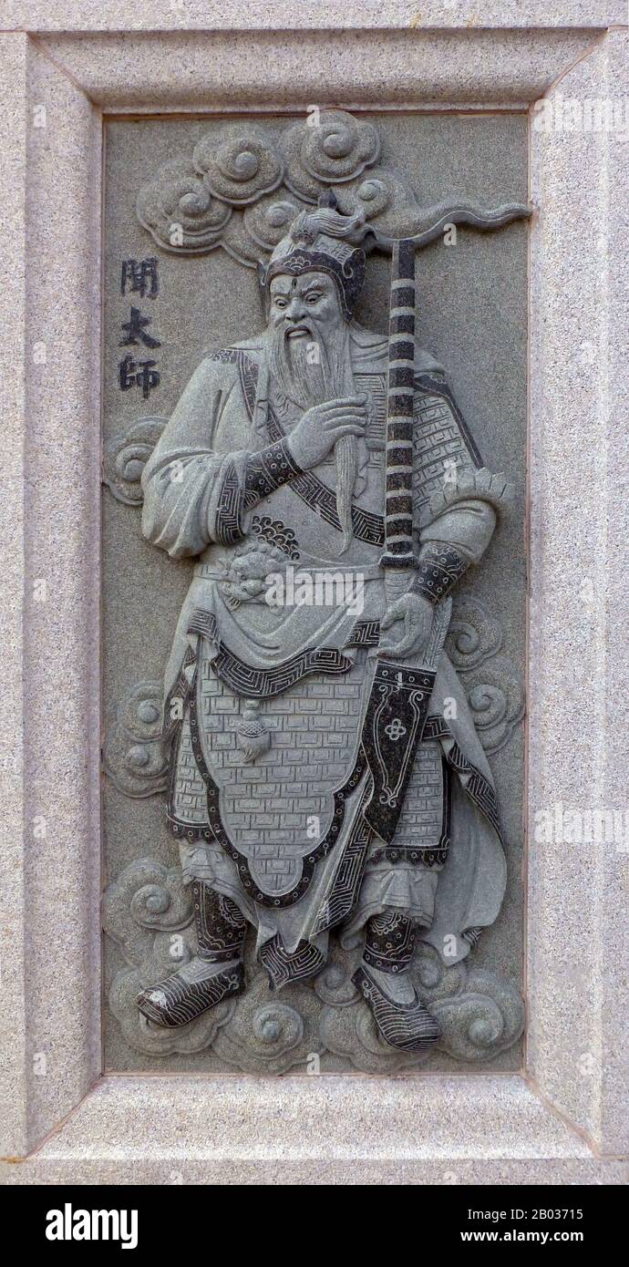 China: Schnitzerei von Wen Taishi (Wen Zhong von Shang), in der seine Rolle im Roman Fengshen Yanyi aus der Ming-Dynastie des 16. Jahrhunderts („Investitur der Götter“) dargestellt wird. Vom Ping Sien Si Tempel, Pasir Panjang Lang. Foto: Anandajoti (CC VON 2,0). Wen Zhong, auch bekannt als Großlehrer Wen, war eine Figur aus dem klassischen Roman der Ming-Dynastie „Fengshen Yanyi“. Wen Zhong war einer der höchsten Beamten der Shang-Dynastie und diente seit vielen Jahren unter König Da Yi. Als König Da Yi starb, krönte Wen Zhong Da Yis Sohn Zi Shou (König Zhou von Shang) als neuen Monarchen der Shang-Dynastie. Stockfoto