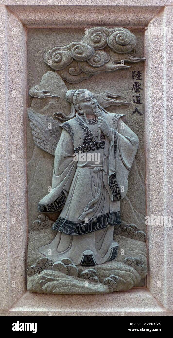 China: Schnitzerei von Lu Ya Daoren (Lu Ya), in der seine Rolle im Roman Fengshen Yanyi aus der Ming-Dynastie des 16. Jahrhunderts („Investitur der Götter“) dargestellt wird. Vom Ping Sien Si Tempel, Pasir Panjang Lang. Foto: Anandajoti (CC VON 2,0). Lu Ya Daoren, allgemein bekannt als Lu Ya, war eine Figur aus dem klassischen Roman der Ming-Dynastie „Fengshen Yanyi“. Lu Ya war ein Einsiedler, der auf dem Mount West Kunlun wohnte, obwohl er schließlich herkam, um im Kampf gegen die Shang-Dynastie zu helfen. Er kämpfte gegen den bekannten General Zhao Gongming und tötete ihn nach einem wütenden magischen Duell. Stockfoto