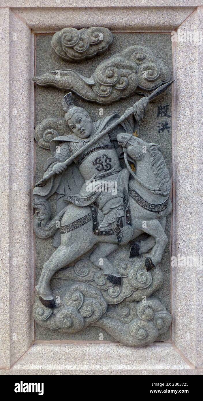 China: Schnitzerei des Kronprinzen Yin Hong, in dem seine Rolle im Roman Fengshen Yanyi aus der Ming-Dynastie des 16. Jahrhunderts („Investitur der Götter“) dargestellt wird. Vom Ping Sien Si Tempel, Pasir Panjang Lang. Foto: Anandajoti (CC VON 2,0). Yin Hong war eine Figur aus dem klassischen Roman der Ming-Dynastie „Fengshen Yanyi“. Yin Hong war einer der Söhne von König Zhou von Shang und daher ein Kronprinz. Er und sein Bruder Yin Jiao wurden zum Tode verurteilt, weil er Jiang Huan tötete, um den Tod ihrer Mutter zu rächen, und nur gerettet, als die vorbeigehenden unsterblichen Weisen Guangchengzi und Chijingzi einen Tornado herbeigerufen haben. Stockfoto