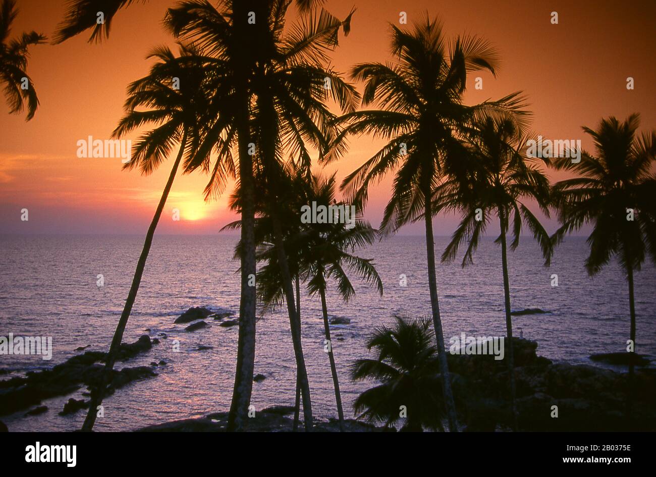 Vagator Beach ist der nordöstlichste Strand von Bardez Taluka, Goa. Sie liegt am gegenüberliegenden Ufer des Flusses Chapora von Morjim in Pernem. Südlich von Vagator liegt Anjuna, einer der ersten Hippie-Haunts von Goa. Stockfoto