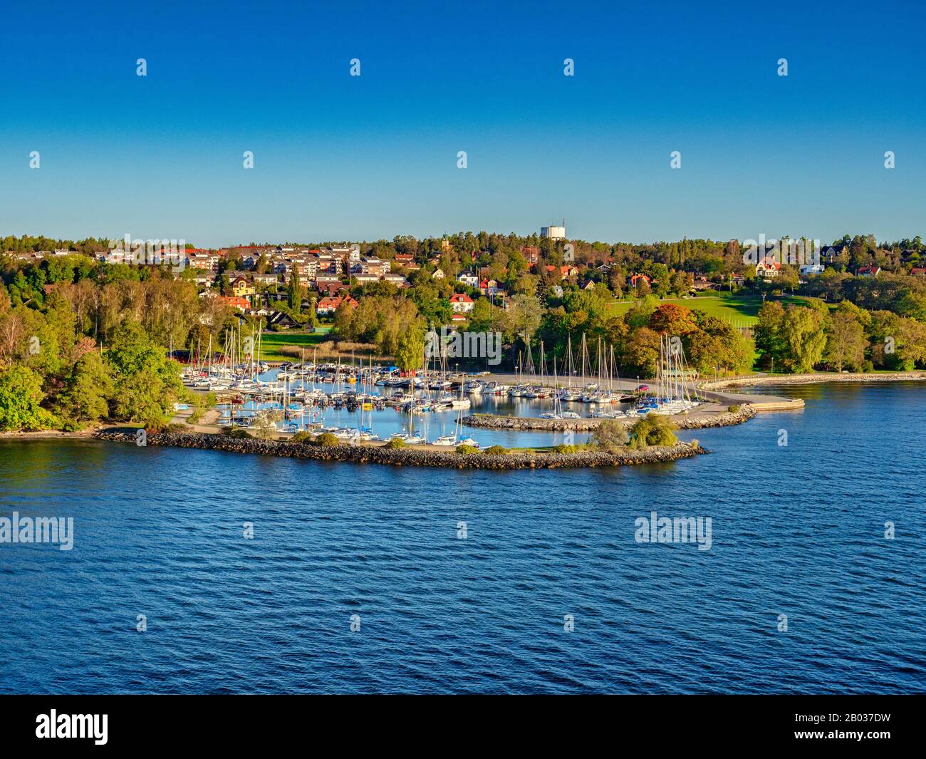 Ein Blick auf die Insel Lidingo, Stockholm, Schweden, vom Wasser, mit Häusern in grüner Landschaft und einem Jachthafen, ein Beispiel für den schwedischen Lebensstil Stockfoto