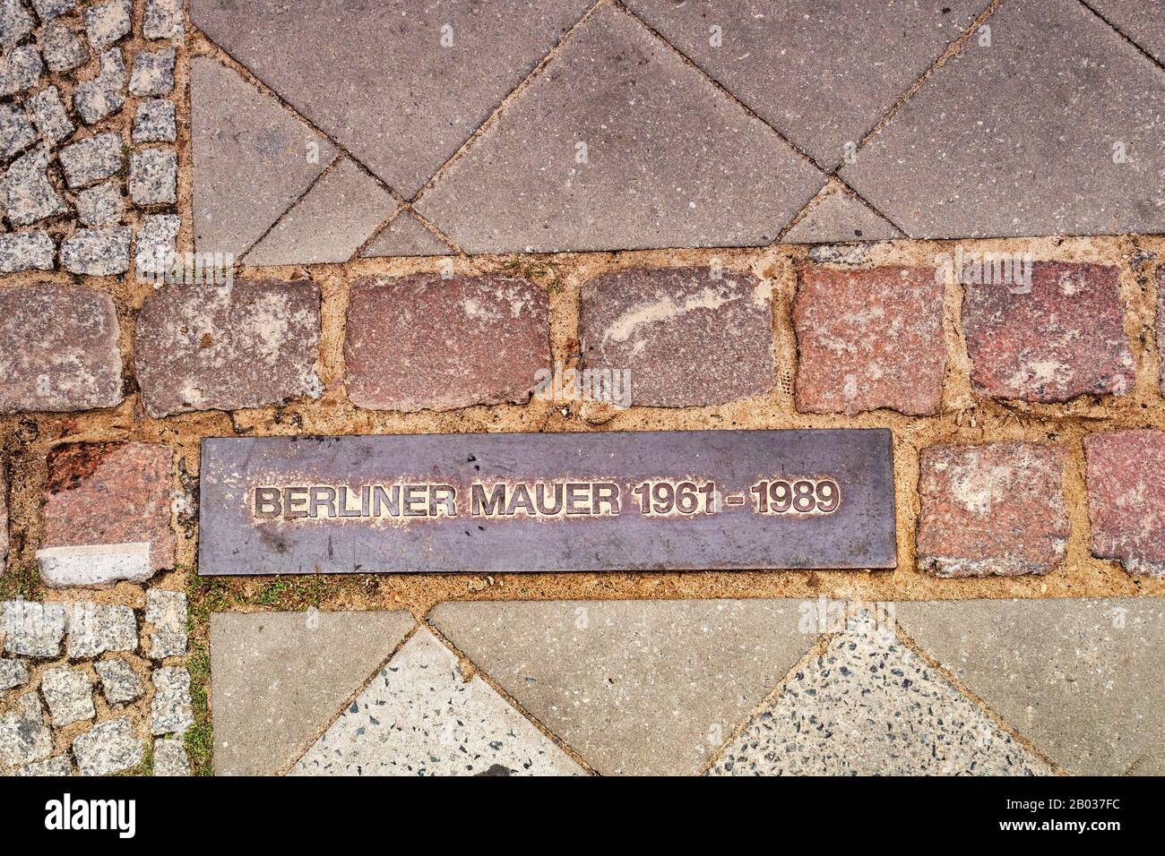 Die zweireihige Ziegelreihe folgt der Trasse der Berliner Mauer um die Stadt und fungiert als Mahnmal. Stockfoto