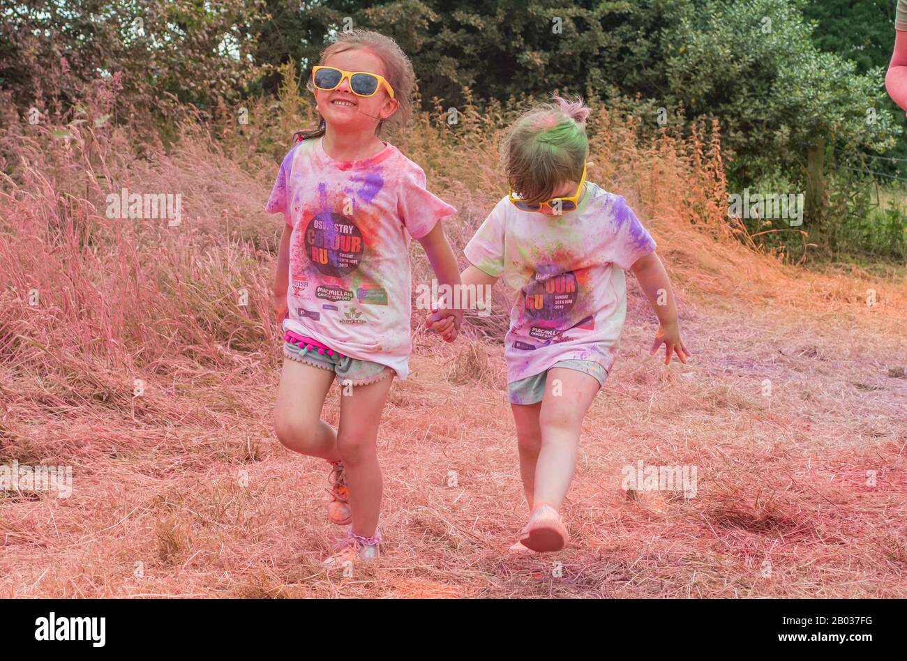 Colur Run in Oswestry Shropshire Als Hilfe für Macmillan Cancer Charity. Stockfoto