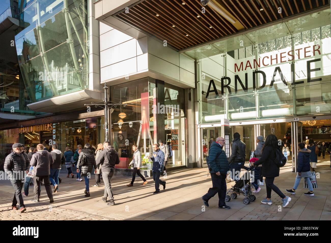 2. November 2019: Manchester, Großbritannien - Das Arndale Center, großes Einkaufszentrum im Stadtzentrum, Fußgänger, die bei Sonnenschein vorbeilaufen. Stockfoto