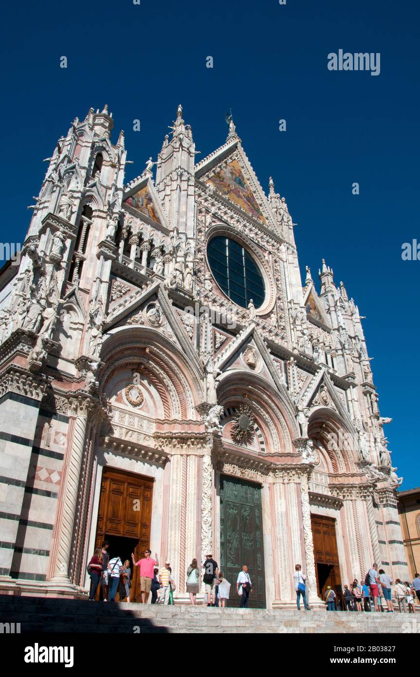 Die Mariä-Himmelfahrt-Kathedrale wurde ursprünglich zwischen 1215 und 1263 an der Stelle einer früheren Struktur entworfen und fertiggestellt. Es hat die Form eines lateinischen Kreuzes mit einem leicht vorspringenden Querhaus, einer Kuppel und einem Kirchturm. Die Kuppel erhebt sich aus einem sechseckigen Sockel mit Stützsäulen. Die Laterne auf der Kuppel wurde von Gian Lorenzo Bernini hinzugefügt. Das Mittelschiff ist durch halbrunde Bögen von den beiden Seitenschiffen getrennt. Das Äußere und der Innenraum sind aus weißem und grünlich-schwarzem Marmor in wechselnden Streifen, mit rotem Marmor auf der façade, aufgebaut. Stockfoto