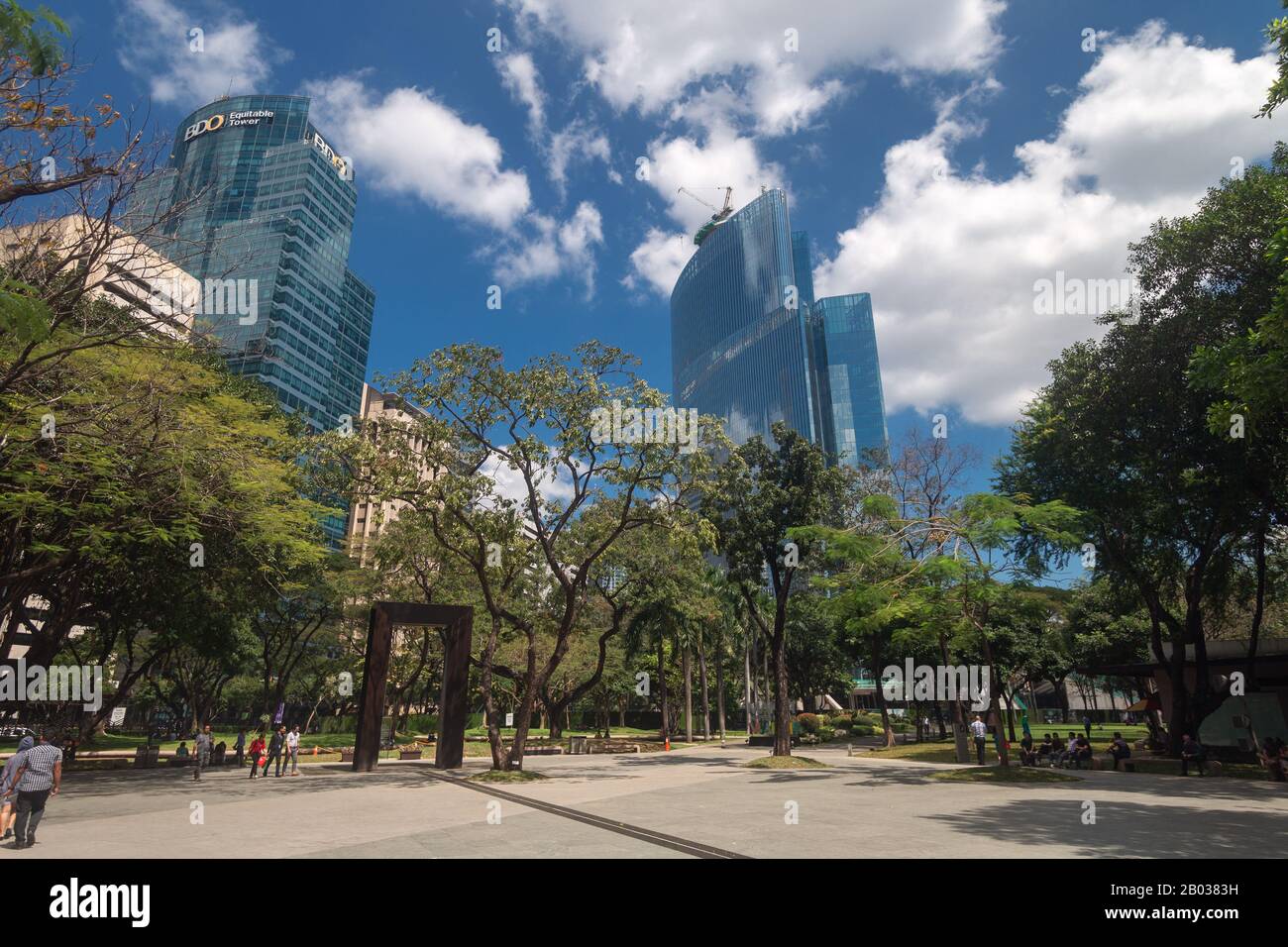 Metro Manila, Philippinen - Februar, 12. 2020: Ayala Triangle Gärten und Park in Makati, an einem sonnigen Tag Stockfoto