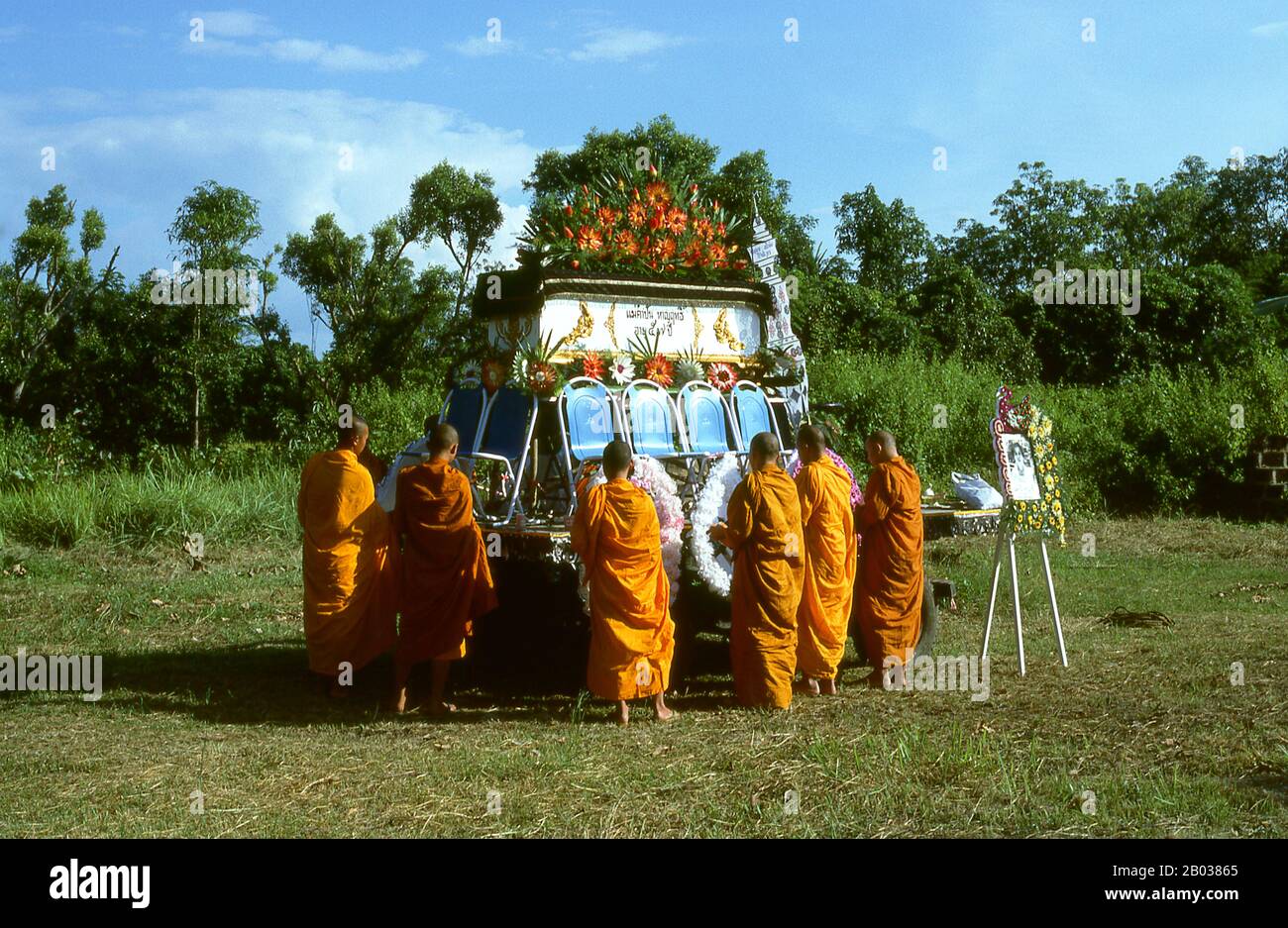 Thailändische Beerdigungen folgen normalerweise buddhistischen Begräbnissen, wobei die Praxis je nach Kultur der Region unterschiedlich ist. Auch Menschen bestimmter religiöser und ethnischer Gruppen haben ihre eigenen spezifischen Praktiken. Thailändisch-buddhistische Beerdigungen bestehen im Allgemeinen aus einer Badezeremonie kurz nach dem Tod, täglichem Schanzen durch buddhistische Mönch und einer Kremationsfeier. Die Kremation wird von den meisten Völkern im ganzen Land praktiziert, wobei die wichtigsten Ausnahmen ethnische Chinesen, Muslime und Christen sind. Stockfoto