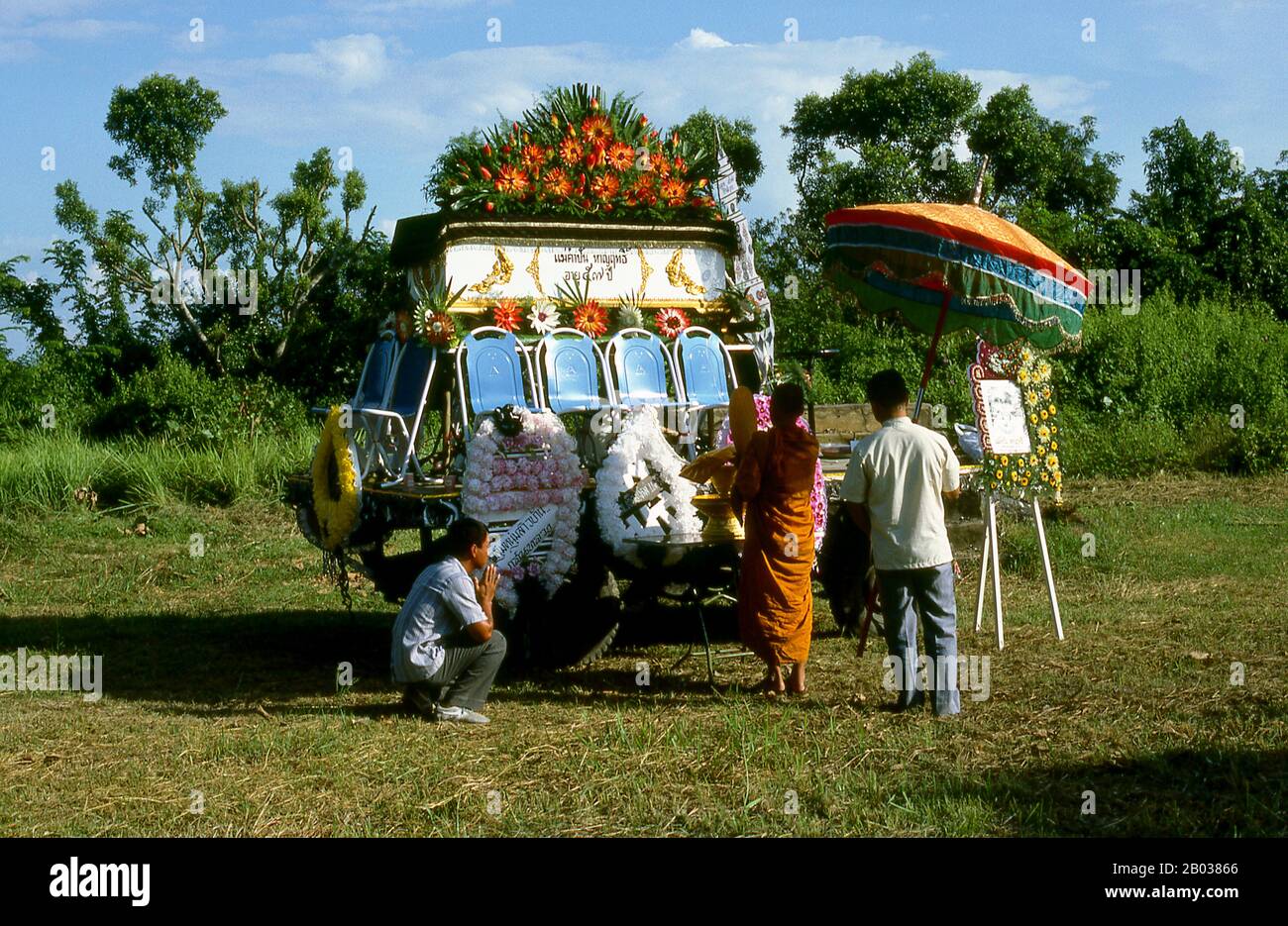 Thailändische Beerdigungen folgen normalerweise buddhistischen Begräbnissen, wobei die Praxis je nach Kultur der Region unterschiedlich ist. Auch Menschen bestimmter religiöser und ethnischer Gruppen haben ihre eigenen spezifischen Praktiken. Thailändisch-buddhistische Beerdigungen bestehen im Allgemeinen aus einer Badezeremonie kurz nach dem Tod, täglichem Schanzen durch buddhistische Mönch und einer Kremationsfeier. Die Kremation wird von den meisten Völkern im ganzen Land praktiziert, wobei die wichtigsten Ausnahmen ethnische Chinesen, Muslime und Christen sind. Stockfoto