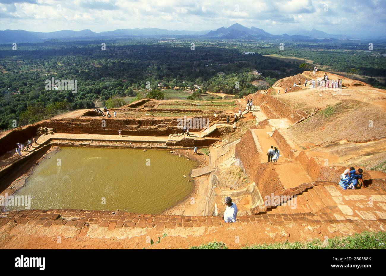 Sigiriya (Löwenfelsen) ist eine uralte Felsenfestung und Palastruine im zentralen Matale District von Sri Lanka, umgeben von den Resten eines ausgedehnten Netzes von Gärten, Reservoirs und anderen Strukturen. Sigiriya wurde während der Regierungszeit von König Kasyapa I. (CE 477 - 495) erbaut und nach seinem Tod als buddhistisches Kloster bis zum 14. Jahrhundert genutzt. Stockfoto