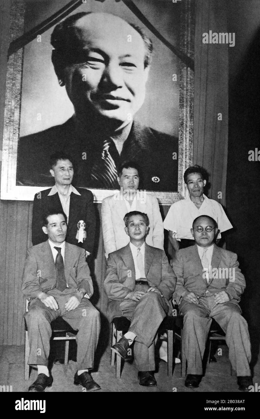 Tokuda Kyuschi (* 12. September 1894 in Japan; † 14. Oktober 1953) war ein japanischer Politiker und von 1945 bis zu seinem Tod 1953 erster Vorsitzender der Kommunistischen Partei Japans. Er wurde 1894 in Okinawa geboren und wurde 1920 Rechtsanwalt, bevor er 1922 der Kommunistischen Partei Japans beitrat. Tokuda wurde im Jahr 1928 verhaftet, weil er den Verdacht hatte, gegen das Friedensgesetz der Regierung verstoßen zu haben, und die nächsten 18 Jahre im Gefängnis verbracht und eine Zelle neben dem kommunistischen Führer Yoshio Shiga besetzt hatte. Er wurde mit dem Ende des zweiten Weltkriegs und dem Zusammenbruch des kaiserlichen Japan 1945 freigelassen und 1946 gewählt Stockfoto