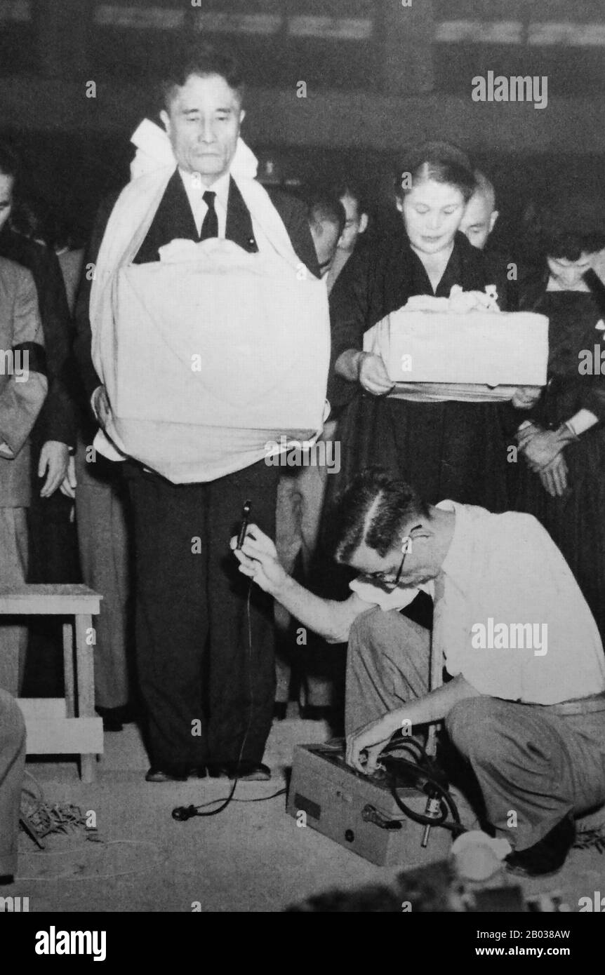 Tokuda Kyuschi (* 12. September 1894 in Japan; † 14. Oktober 1953) war ein japanischer Politiker und bis zu seinem Tod 1953 erster Vorsitzender der Kommunistischen Partei Japans Form 1945. Er wurde 1894 in Okinawa geboren und wurde 1920 Rechtsanwalt, bevor er 1922 der Kommunistischen Partei Japans beitrat. Tokuda wurde im Jahr 1928 verhaftet, weil er den Verdacht hatte, gegen das Friedensgesetz der Regierung verstoßen zu haben, und die nächsten 18 Jahre im Gefängnis verbracht und eine Zelle neben dem kommunistischen Führer Yoshio Shiga besetzt hatte. Er wurde mit dem Ende des zweiten Weltkriegs und dem Zusammenbruch des kaiserlichen Japan 1945 freigelassen und 1946 gewählt Stockfoto