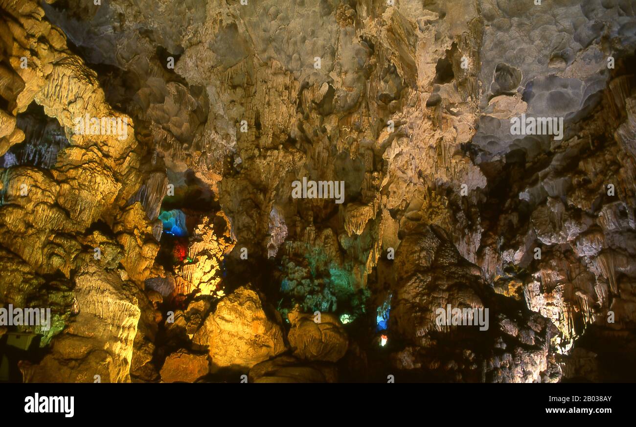 In Vietnamesisch bedeutet "langer Drache", und die Legende besagt, dass die Halong Bay von einem gigantischen Drachen gebildet wurde, der in den Golf von Tonkin stürzte und Tausende von Kalksteinauswühlungen durch die Verzurrung seines Schwanzes hervorgebracht hat. Geologen neigen dazu, diese Theorie zu verwerfen und argumentieren, dass die unzähligen Inseln, die entlang der Halong Bay liegen und sich bis nach Norden bis zur chinesischen Grenze erstrecken, das Ergebnis einer selektiven Erosion des Meeresbodens über Jahrtausende sind. Stockfoto