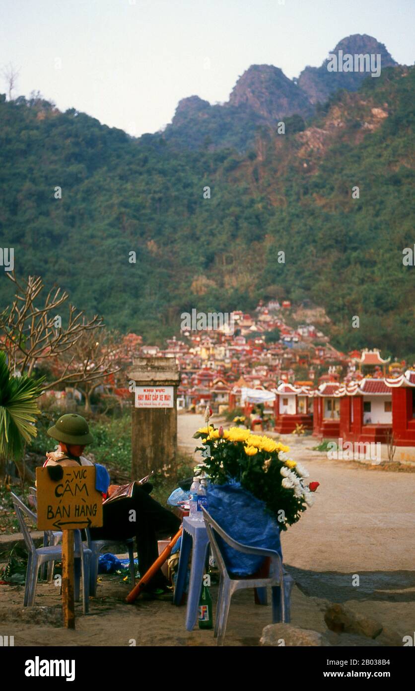 Die meisten ethnischen Vietnamesen würden sich selbst als Mahayana-Buddhisten bezeichnen, aber ihre sind ein ganz anderer Buddhismus als der, der anderswo auf dem südostasiatischen Festland praktiziert wird. Der Buddhismus kam aus dem Norden über China nach Vietnam, ebenso wie die anderen großen Glaubenssysteme der Vietnamesen, des Konfuzianismus und des Taoismus. Die daraus resultierende Mischung, kombiniert mit einer indigenen Tradition der Geisterverehrung, macht vietnamesische spirituelle Werte komplex und einzigartig. Stockfoto