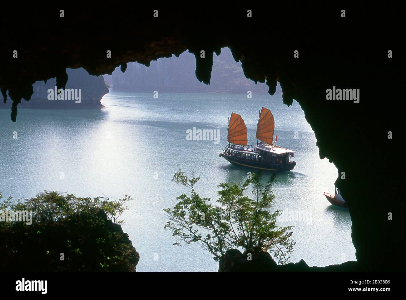 In Vietnamesisch bedeutet "langer Drache", und die Legende besagt, dass die Halong Bay von einem gigantischen Drachen gebildet wurde, der in den Golf von Tonkin stürzte und Tausende von Kalksteinauswühlungen durch die Verzurrung seines Schwanzes hervorgebracht hat. Geologen neigen dazu, diese Theorie zu verwerfen und argumentieren, dass die unzähligen Inseln, die entlang der Halong Bay liegen und sich bis nach Norden bis zur chinesischen Grenze erstrecken, das Ergebnis einer selektiven Erosion des Meeresbodens über Jahrtausende sind. Stockfoto