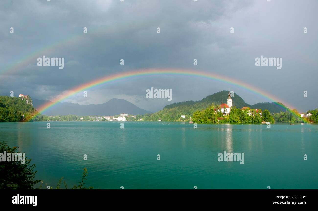 Der Bleder See ist ein See in den Julischen Alpen der Oberkarniolan-Region im Nordwesten Sloweniens, wo er an die Stadt Bled angrenzt. Der See umgibt Bled Island. Die Insel verfügt über mehrere Gebäude, von denen die Hauptkirche die Mariä Himmelfahrt ist, die in ihrer heutigen Form gegen Ende des 17. Jahrhunderts erbaut wurde und mit gotischen Freskos aus der Zeit um 1470 im Presbyterium verziert ist. Bled Castle ist eine auf einem Abgrund über der Stadt Bled in Slowenien errichtete, mittelalterliche Burg mit Blick auf den Bleder See. Laut schriftlichen Quellen ist es die älteste slowenische Burg, die ich zuerst bin Stockfoto