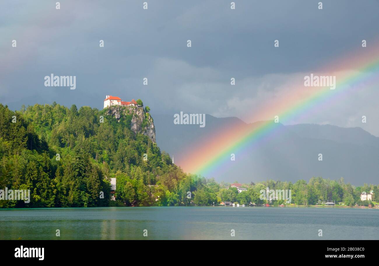 Der Bleder See ist ein See in den Julischen Alpen der Oberkarniolan-Region im Nordwesten Sloweniens, wo er an die Stadt Bled angrenzt. Bled Castle ist eine auf einem Abgrund über der Stadt Bled in Slowenien errichtete, mittelalterliche Burg mit Blick auf den Bleder See. Nach schriftlichen Quellen ist sie die älteste slowenische Burg, die 1011 erstmals erwähnt wurde. Stockfoto