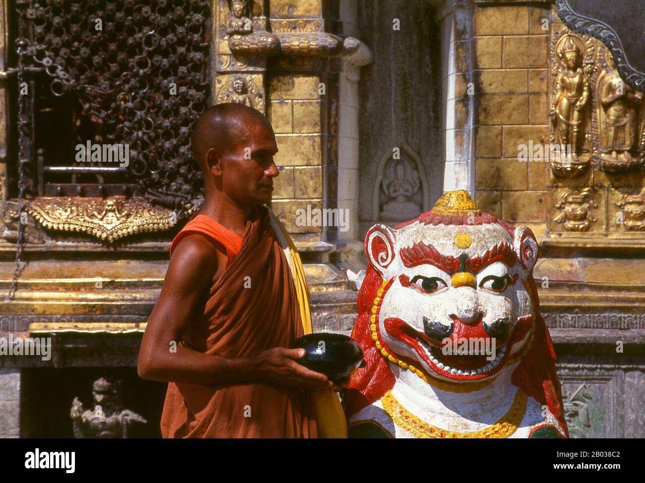 Das Baudatum des Svayambhunath-Stupa, dessen Ursprünge im Mythos versteppt sind, ist unbekannt. Nach den Aufschriften auf einer alten und beschädigten Steintafel bei Svayambhunath, König Vrishadeva (ca. 400 CE) war der erste, der auf dem Gelände eine Kultstätte baute. Sein Enkel, König Manadeva I. (ca. 464-505) einige Ergänzungen vorgenommen haben. Die muslimische Invasion von 1349 machte all die frommen Baumaßnahmen zunichtegemacht, die marodierenden muslimischen Krieger zersetzten jeden kafirischen (ungläubigen) Zufluchtsort, auf den sie stießen. In einer Aufschrift bei Svayambhunath wird das Datum der muslimischen Invasion als 20. November 1349 verzeichnet Stockfoto