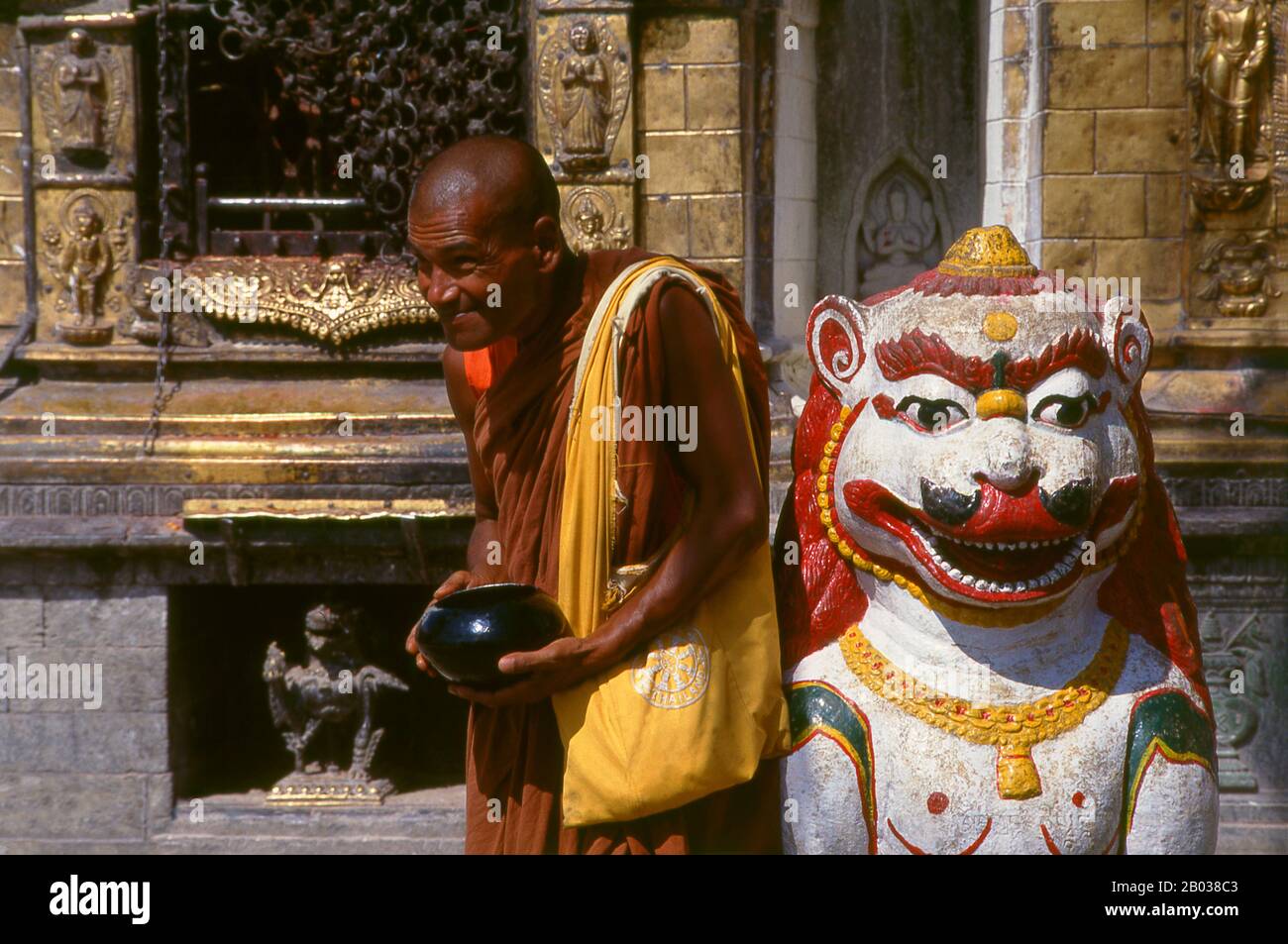 Das Baudatum des Svayambhunath-Stupa, dessen Ursprünge im Mythos versteppt sind, ist unbekannt. Nach den Aufschriften auf einer alten und beschädigten Steintafel bei Svayambhunath, König Vrishadeva (ca. 400 CE) war der erste, der auf dem Gelände eine Kultstätte baute. Sein Enkel, König Manadeva I. (ca. 464-505) einige Ergänzungen vorgenommen haben. Die muslimische Invasion von 1349 machte all die frommen Baumaßnahmen zunichtegemacht, die marodierenden muslimischen Krieger zersetzten jeden kafirischen (ungläubigen) Zufluchtsort, auf den sie stießen. In einer Aufschrift bei Svayambhunath wird das Datum der muslimischen Invasion als 20. November 1349 verzeichnet Stockfoto