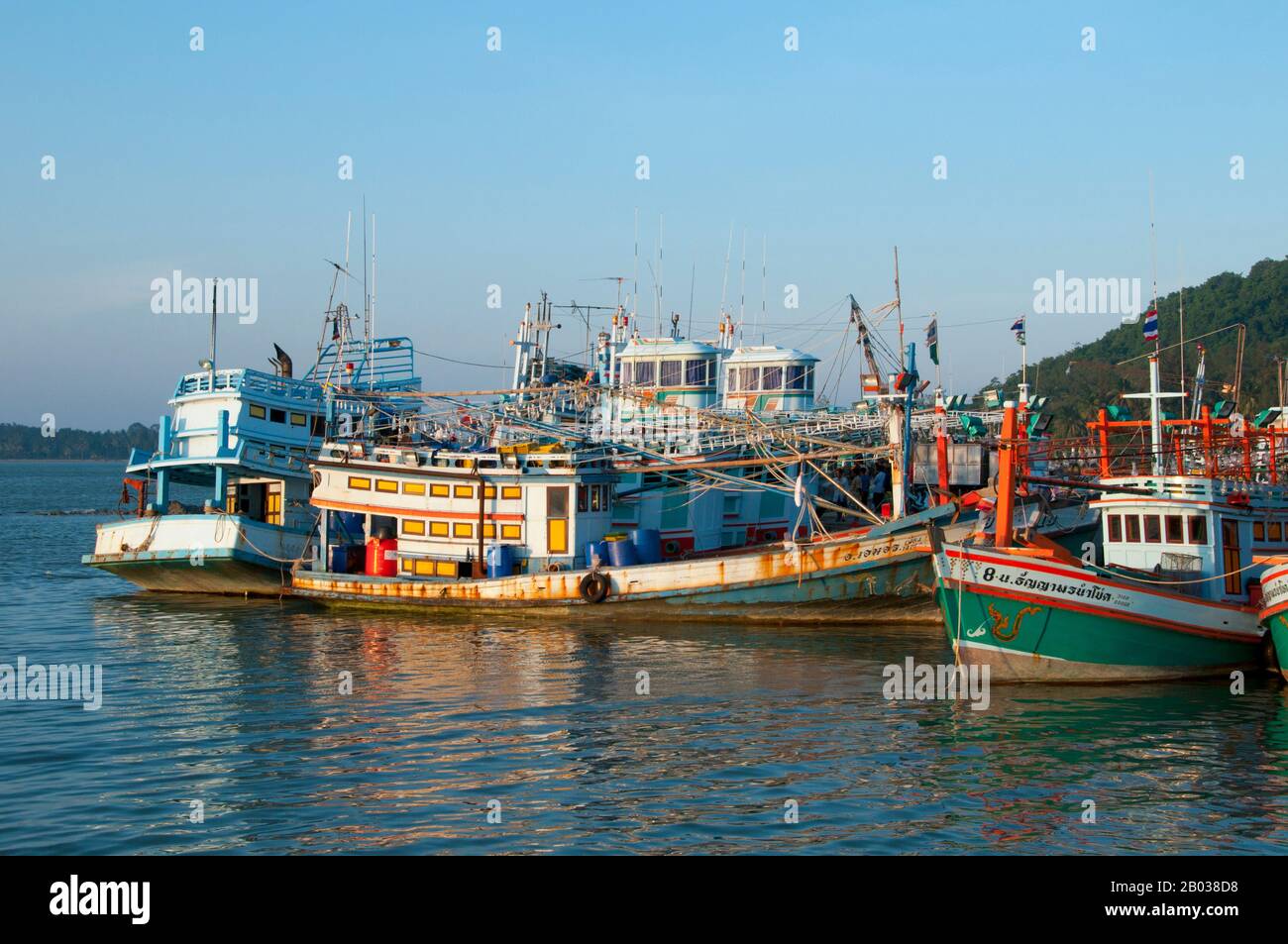 Bang Saphan ist ein ruhiger Fischerhafen mit guter Bahn- und Straßenverbindung nach Bangkok und Chumphon und dominiert eine attraktive Bucht, Ao Bang Saphan. Wie Ban Krut, Bang Saphans Strände (bei Bang Saphan Yai und 16 km oder 16 km südlich von Bang Saphan Noi) sind vor allem eine Gruppe von Einheimischen und Bangkok Thais auf der Suche nach Ruhe und Frieden abseits der großen Städte. Stockfoto
