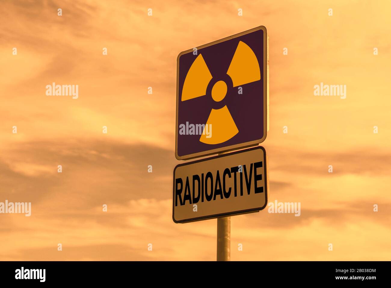 Ein Straßenschild Mit Radioaktivität und chemischen Gefahren mit giftigen Wolken im Hintergrund: Umweltverschmutzung und Gefahrenkonzept Stockfoto