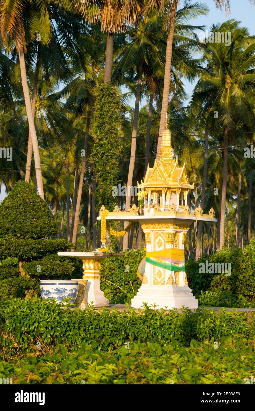 Thailand: Spirituosenhaus in Bang Saphan Yai, Provinz Prachuap Khiri Khan, Südthailand. Viele Thailänder glauben, dass jedes Haus ein eigenes Geisterhaus haben sollte, das für das Wohlbefinden des örtlichen Geistes sorgt. Diese können überall im Garten liegen (sogar in Großstädten auf dem Dach), unter der wichtigen Voraussetzung, dass der Schatten menschlicher Wohnverhältnisse niemals auf das Geisterhaus fallen sollte, das Zuhause des ursprünglichen und wahren Besitzers des Landes – das chao thii. Stockfoto