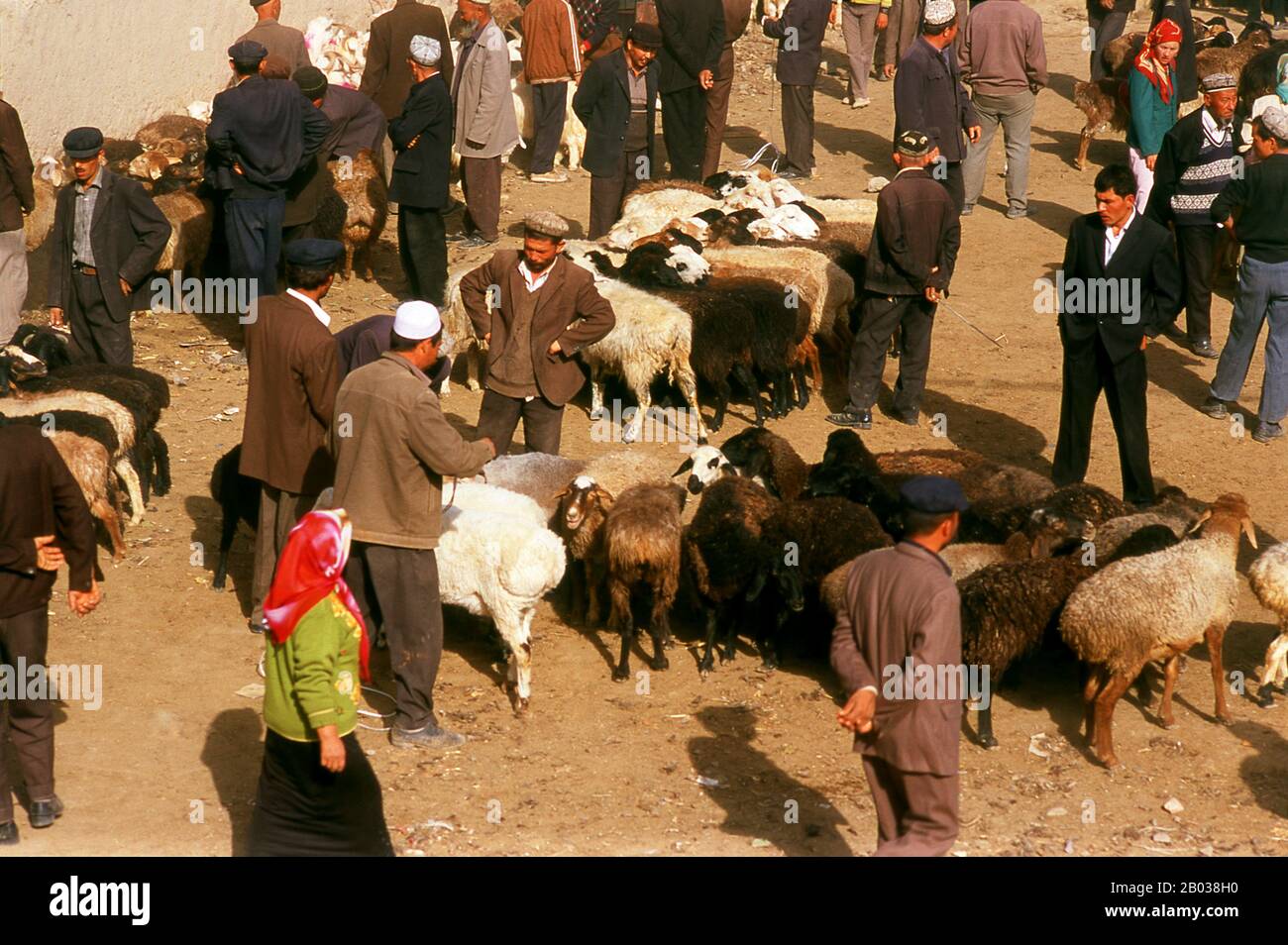 Die erste Erwähnung von Kashgar findet statt, als ein Gesandter der chinesischen Han-Dynastie (206 v. Chr. - 220 u. z.) die nördliche Seidenstraße bereiste, um Länder im Westen zu erkunden. Eine weitere frühe Erwähnung Kaschgars findet sich während der Früheren Han (auch westliche Han-Dynastie genannt), als die Chinesen 76 v. Chr. die Xiongnu, Yutan (Khotan), Sulei (Kashgar) und eine Gruppe von Staaten im Tarimbecken fast bis zum Fuß der Tian Shan-Berge eroberten. Ptolemäus sprach von Scythia jenseits der Imaus, das sich in einem "Kasia Regio" befindet und wahrscheinlich den Namen ausweist, aus dem Kaschgar gebildet wird. Die Bevölkerung des Landes übte Zoroastr aus Stockfoto