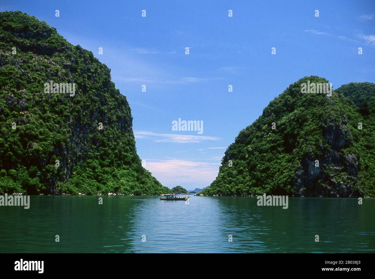 In Vietnamesisch bedeutet "langer Drache", und die Legende besagt, dass die Halong Bay von einem gigantischen Drachen gebildet wurde, der in den Golf von Tonkin stürzte und Tausende von Kalksteinauswühlungen durch die Verzurrung seines Schwanzes hervorgebracht hat. Geologen neigen dazu, diese Theorie zu verwerfen und argumentieren, dass die unzähligen Inseln, die entlang der Halong Bay liegen und sich bis nach Norden bis zur chinesischen Grenze erstrecken, das Ergebnis einer selektiven Erosion des Meeresbodens über Jahrtausende sind. Stockfoto