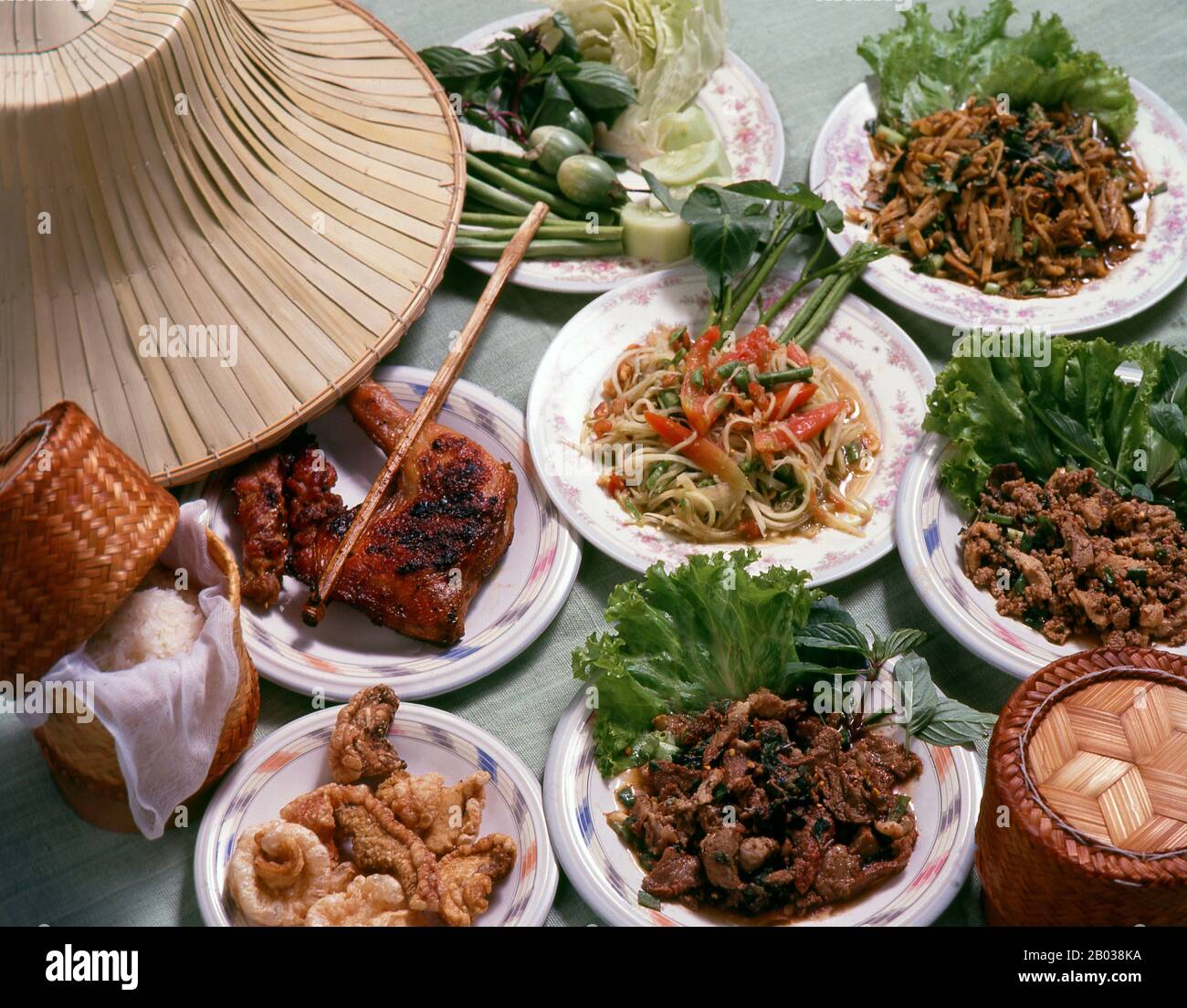 Die nordöstliche thailändische und laotische Küche ist im Allgemeinen die einfache, würzige, Bauernsorte, die die Einwohner dieser relativ armen Region genießen. Zu den bekanntesten Gerichten gehören Somtam - Papaya-Salat mit Fischsauce, Knoblauch, Chilipapern, Erdnüsse und Puu na Felskrabbe, die dem Geschmack hinzugefügt werden. Das wird oft mit kai Yang verzehrt - gegrilltes Huhn, das am besten aus Sisaket in der Nähe der Grenze zu Lao stammt. Der vielleicht klassischste von Isaan-Gerichten ist Larb - gewürztes Hackfleisch, das in der Regel mit Salat und einer Beilage aus rohem Gemüse serviert wird. Im Gegensatz zu Bangkok und dem Süden, khao Niaw, oder "stickiger Reis Stockfoto